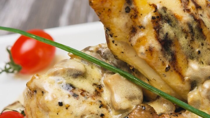 pollo relleno de champiñones y ajo cremoso