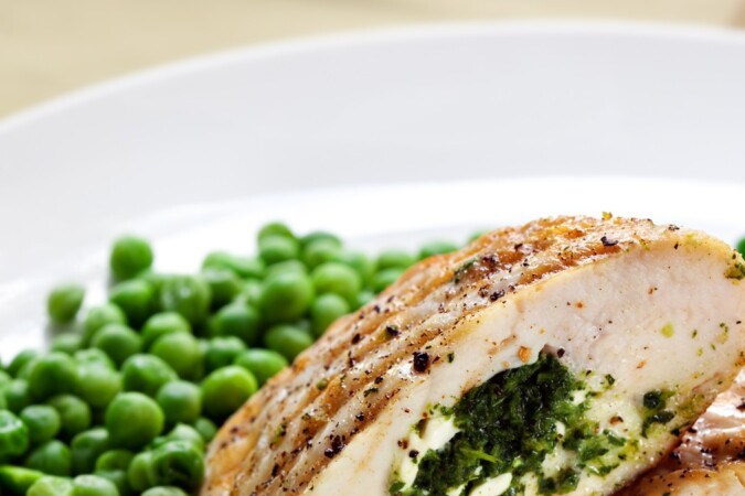 Pollo relleno de ricota, espinacas y piñones