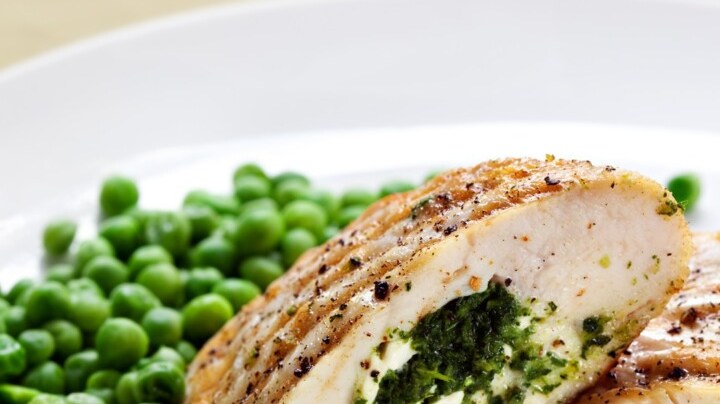 Pollo relleno de ricota, espinacas y piñones