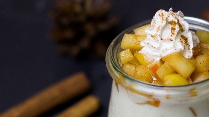 postre de manzana y yogurt