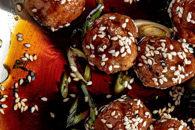 Albóndigas al estilo teriyaki con semillas de sésamo