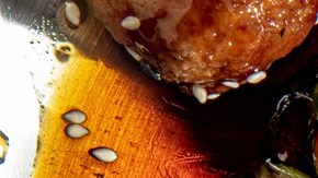 Albóndigas al estilo teriyaki con semillas de sésamo
