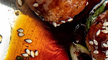 Albóndigas al estilo teriyaki con semillas de sésamo