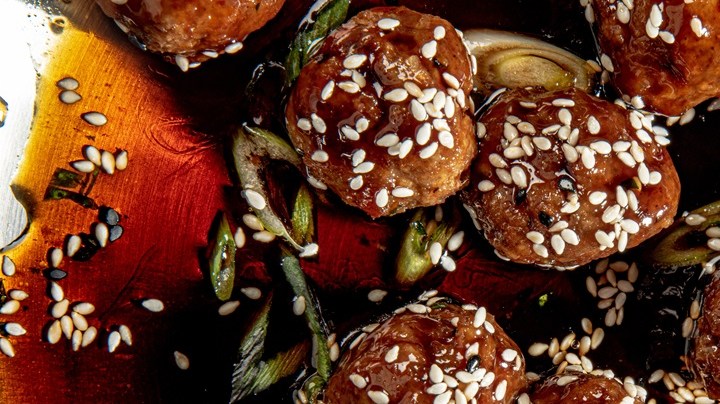 Albóndigas al estilo teriyaki con semillas de sésamo