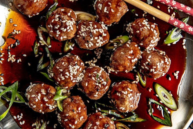 Albóndigas al estilo teriyaki con semillas de sésamo