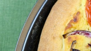 PIIZZA DE HUMMUS Y VEGETALES ASADOS