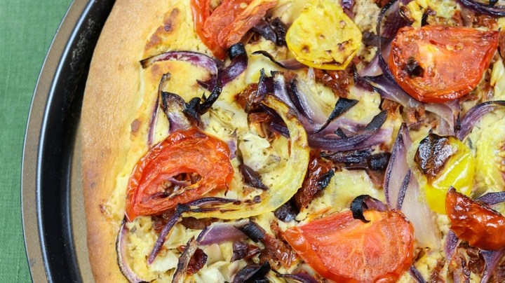 PIIZZA DE HUMMUS Y VEGETALES ASADOS