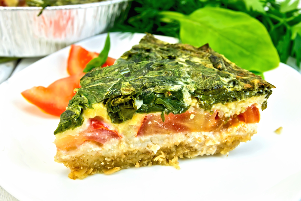 Torta de huevo con espinacas y vegetales