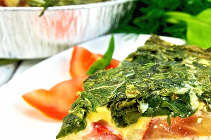 Torta de huevo con espinacas y vegetales