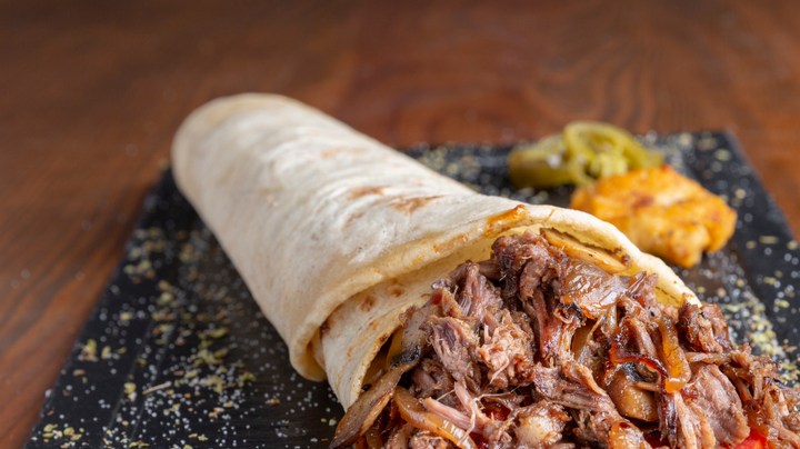 Tortilla,With,Pulled,Beef,Meat,,Onion,And,Tomato,Serving,On