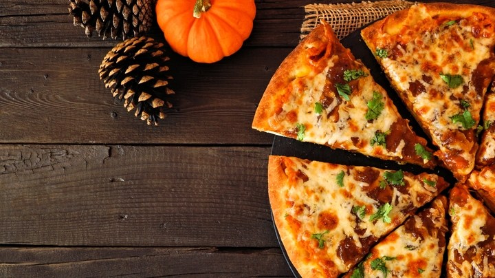 Pizza de calabaza y cebolla caramelizada