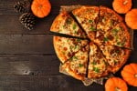 Pizza de calabaza y cebolla caramelizada