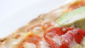 Pizza de Aguacate y Tomate Cherry