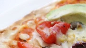 Pizza de Aguacate y Tomate Cherry