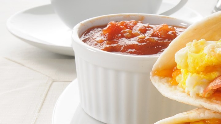 Wrap de huevo revuelto y tomates