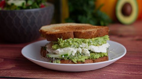 Sándwich vegano de aguacate