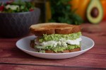 Sándwich vegano de aguacate