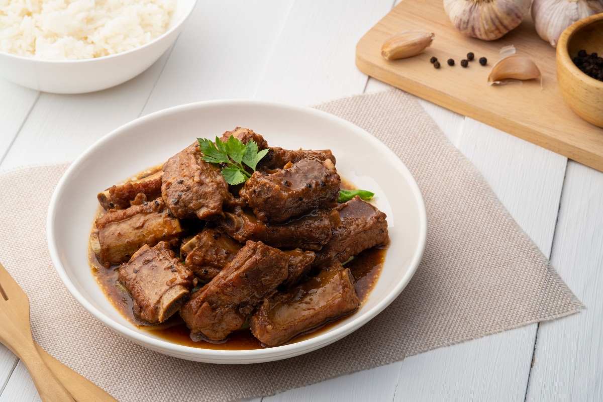 costillas de cerdo estofadas con salsa de vino blanco y champiñones