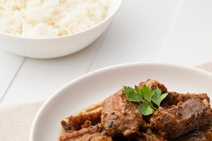 costillas de cerdo estofadas con salsa de vino blanco y champiñones
