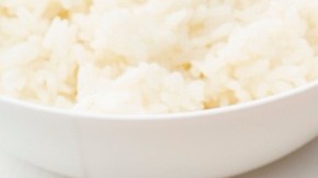 costillas de cerdo estofadas con salsa de vino blanco y champiñones