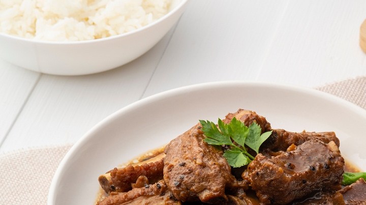 costillas de cerdo estofadas con salsa de vino blanco y champiñones
