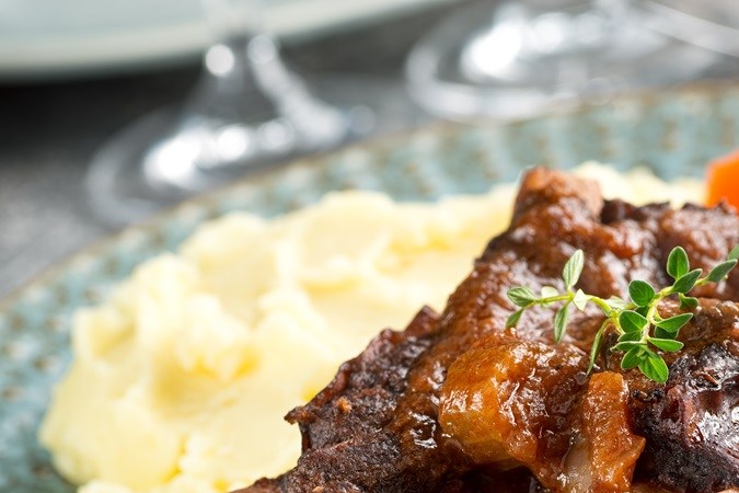 Costillas estofadas con vino tinto y hierbas
