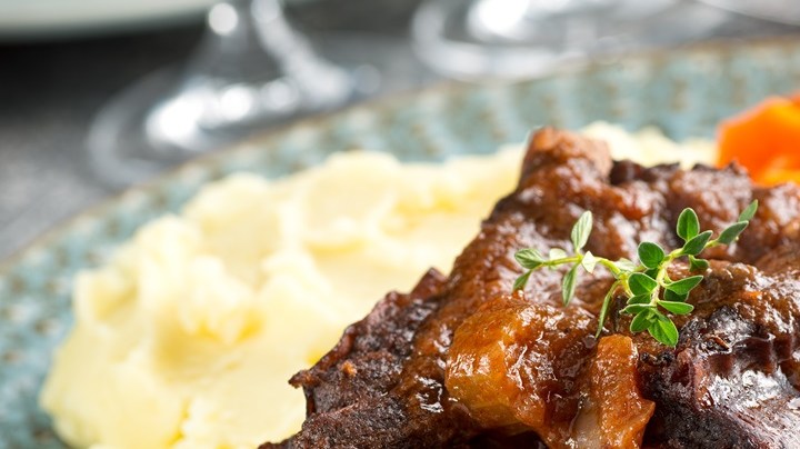 Costillas Estofadas con Vino Tinto y Hierbas
