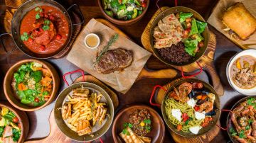 Comida variada en una mesa