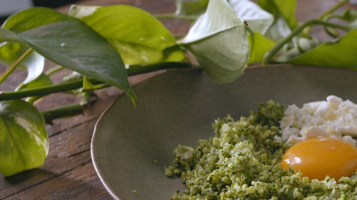 Photo © 2022 The Grosby Group Food Division

Cous cous de Brocoli, Yema y Queso  

cous cous
chorrito de aceite de oliva
media cebolla
sal
1 brocoli picado

salteamos ligeramente

colocamos brocoli, agregamos yema de huevo y queso feta

acabamos con aceite de oliva


Broccoli, Egg Yolk and Cheese Couscous 

couscous
splash of olive oil
half onion
salt
1 broccoli, chopped

sauté lightly

place broccoli, add egg yolk and feta cheese

end up with olive oil