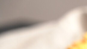 Photo © 2021 The Grosby Group Food Division

Crumble de Manzanas verdes 

Ingredientes:
6 manzanas verdes
1 cucharadita de canela
200 gr de azúcar
150 gr de manteca
150 gr de harina 0000
30 gr de nueces
30 gr de almendras

Preparación:
Pelar y cortar las manzanas en cubos luego saltearlas en una sartén con 50 gramos de azúcar. Apenas blandas y doradas retirar del fuego y reservar.
Hacer la crumble con la manteca fría en cubos, la harina y el azúcar integrar todo sin amasar hasta quedar como un arenado por último agregar las nueces y almendras picadas groseramente.
Colocar en un recipiente para horno previamente enmantecado las manzanas, luego arriba el crumble, llevar a horno precalentado a 180 grados unos 15 minutos o hasta que el crumble quede dorada.