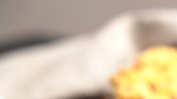 Photo © 2021 The Grosby Group Food Division

Crumble de Manzanas verdes 

Ingredientes:
6 manzanas verdes
1 cucharadita de canela
200 gr de azúcar
150 gr de manteca
150 gr de harina 0000
30 gr de nueces
30 gr de almendras

Preparación:
Pelar y cortar las manzanas en cubos luego saltearlas en una sartén con 50 gramos de azúcar. Apenas blandas y doradas retirar del fuego y reservar.
Hacer la crumble con la manteca fría en cubos, la harina y el azúcar integrar todo sin amasar hasta quedar como un arenado por último agregar las nueces y almendras picadas groseramente.
Colocar en un recipiente para horno previamente enmantecado las manzanas, luego arriba el crumble, llevar a horno precalentado a 180 grados unos 15 minutos o hasta que el crumble quede dorada.