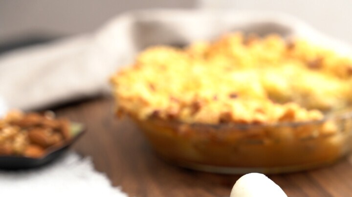 Photo © 2021 The Grosby Group Food Division

Crumble de Manzanas verdes 

Ingredientes:
6 manzanas verdes
1 cucharadita de canela
200 gr de azúcar
150 gr de manteca
150 gr de harina 0000
30 gr de nueces
30 gr de almendras

Preparación:
Pelar y cortar las manzanas en cubos luego saltearlas en una sartén con 50 gramos de azúcar. Apenas blandas y doradas retirar del fuego y reservar.
Hacer la crumble con la manteca fría en cubos, la harina y el azúcar integrar todo sin amasar hasta quedar como un arenado por último agregar las nueces y almendras picadas groseramente.
Colocar en un recipiente para horno previamente enmantecado las manzanas, luego arriba el crumble, llevar a horno precalentado a 180 grados unos 15 minutos o hasta que el crumble quede dorada.