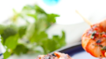 Brochetas de camarones