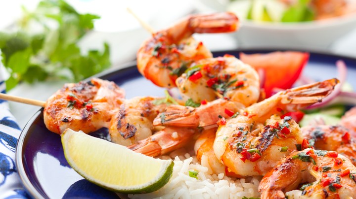 Brochetas de camarones