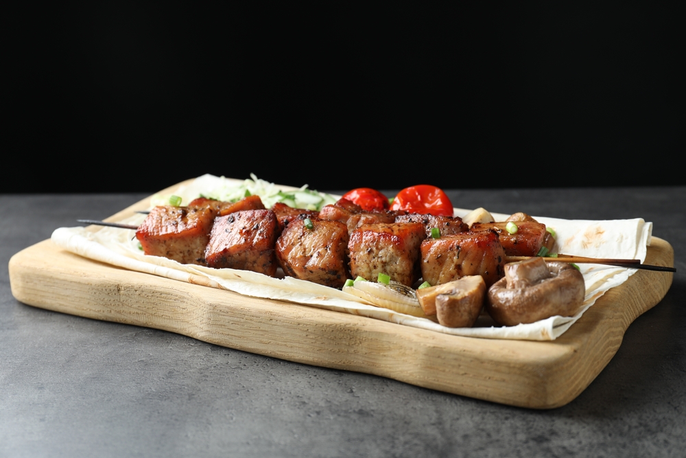 Brochetas de carne con setas