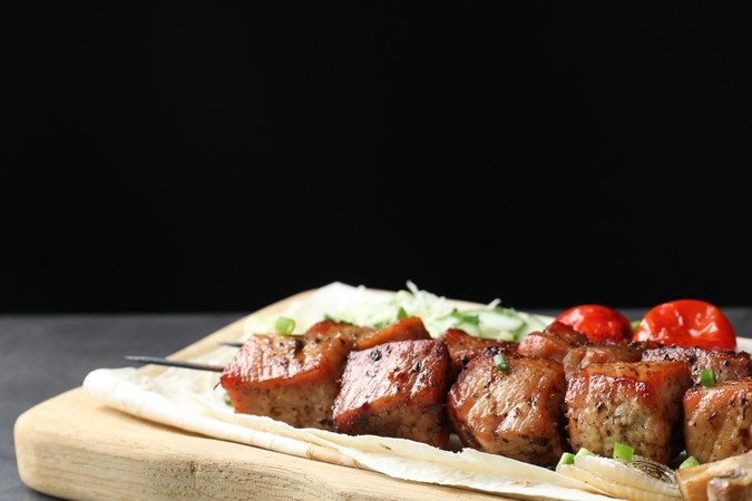 Brochetas de carne con setas