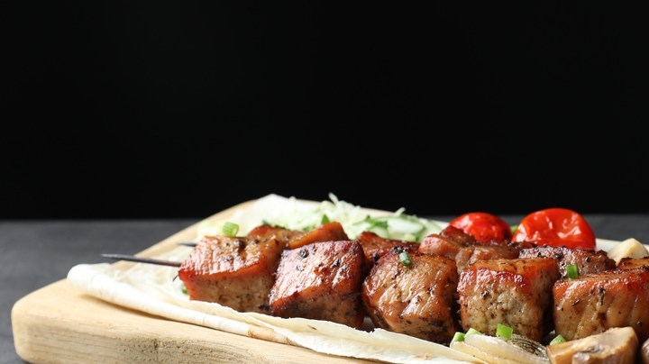 Brochetas de carne con setas