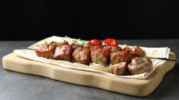 Brochetas de carne con setas