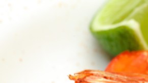 Brochetas de langostinos