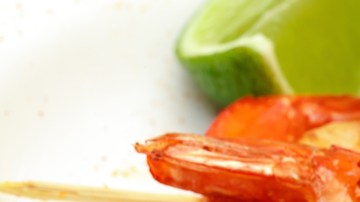 Brochetas de langostinos