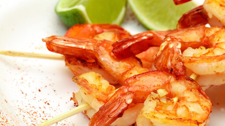 Brochetas de langostinos