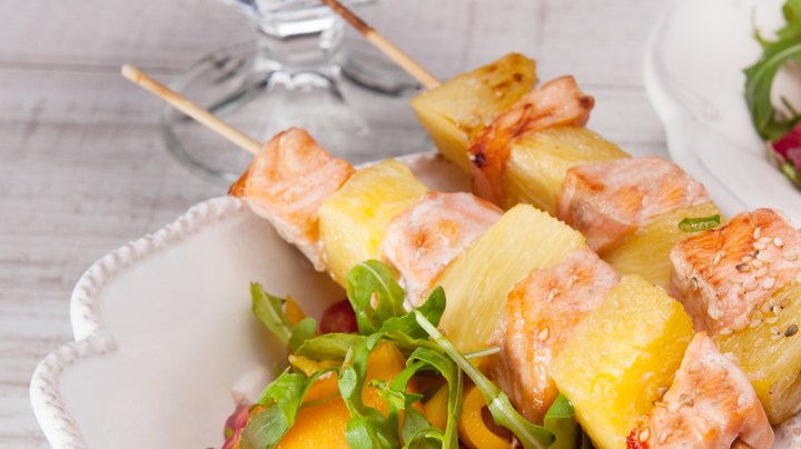 Brochetas de pollo y mango