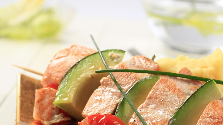 Brochetas de salmón y aguacate