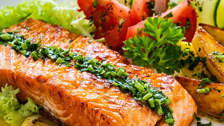 salmón al ajillo en airfryer