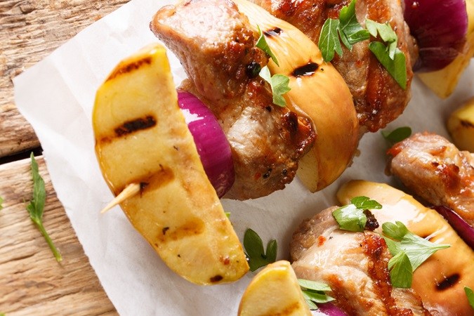 brochetas de pavo y manzana