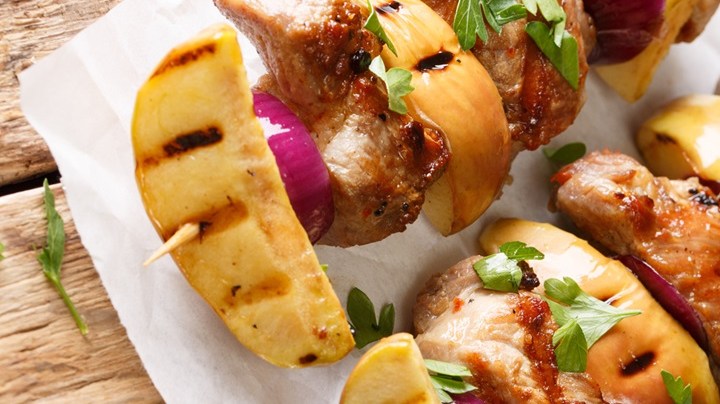 brochetas de pavo y manzana