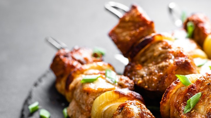 brochetas de cerdo en salsa BBQ