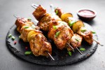 brochetas de cerdo en salsa BBQ