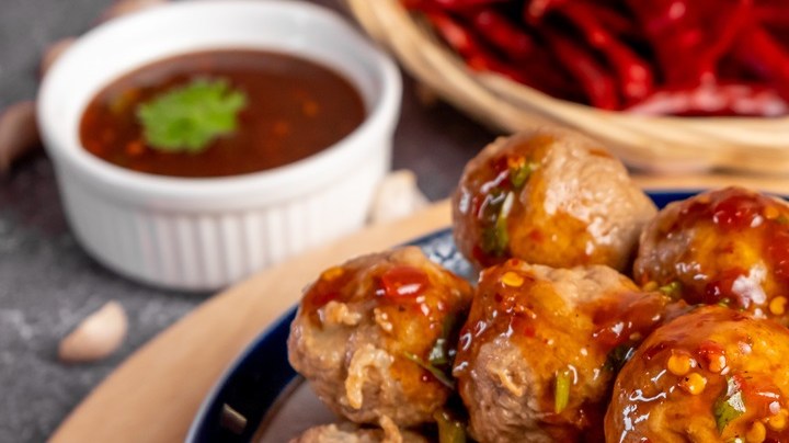 brochetas de albóndigas