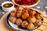 brochetas de albóndigas